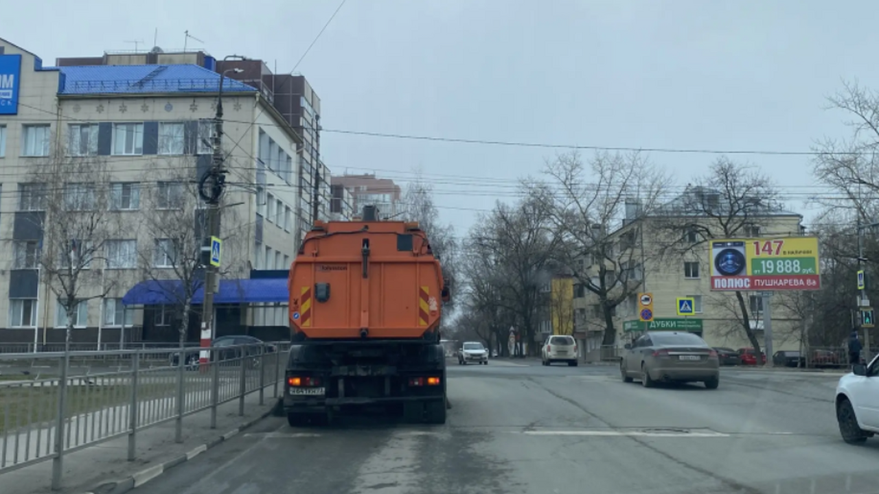 В Ульяновске за сутки обновили сотни квадратных метров дорог Глава Ульяновска Александр Болдакин заслушал от...
