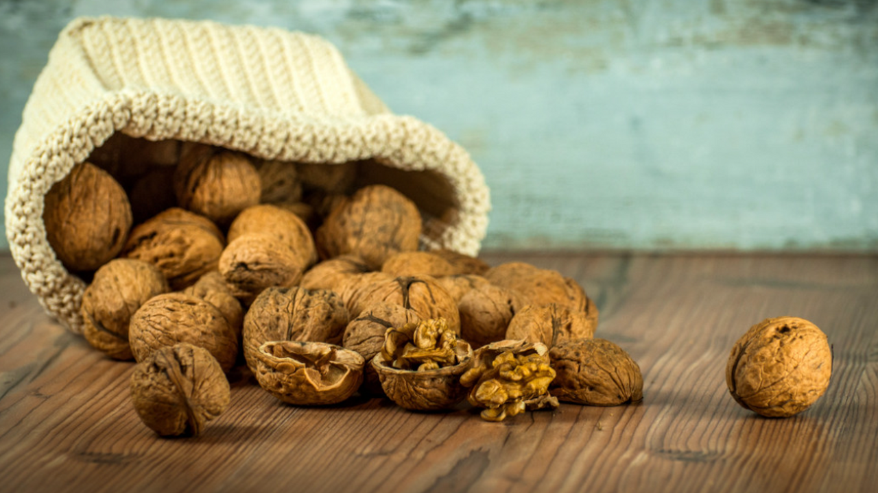 Revista Oeste: орех скрывает царапины на деревянной мебели за секунды Маленькая царапина на деревянном столе или стул...