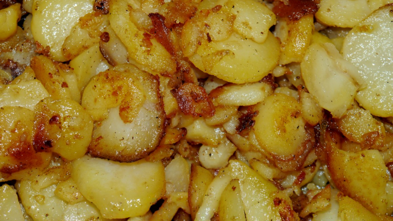 Этот способ жарки картошки сделает ее хрустящей, как во фритюре: секрет опытных хозяек Многие хозяйки жалуются, что жареная картошка в...