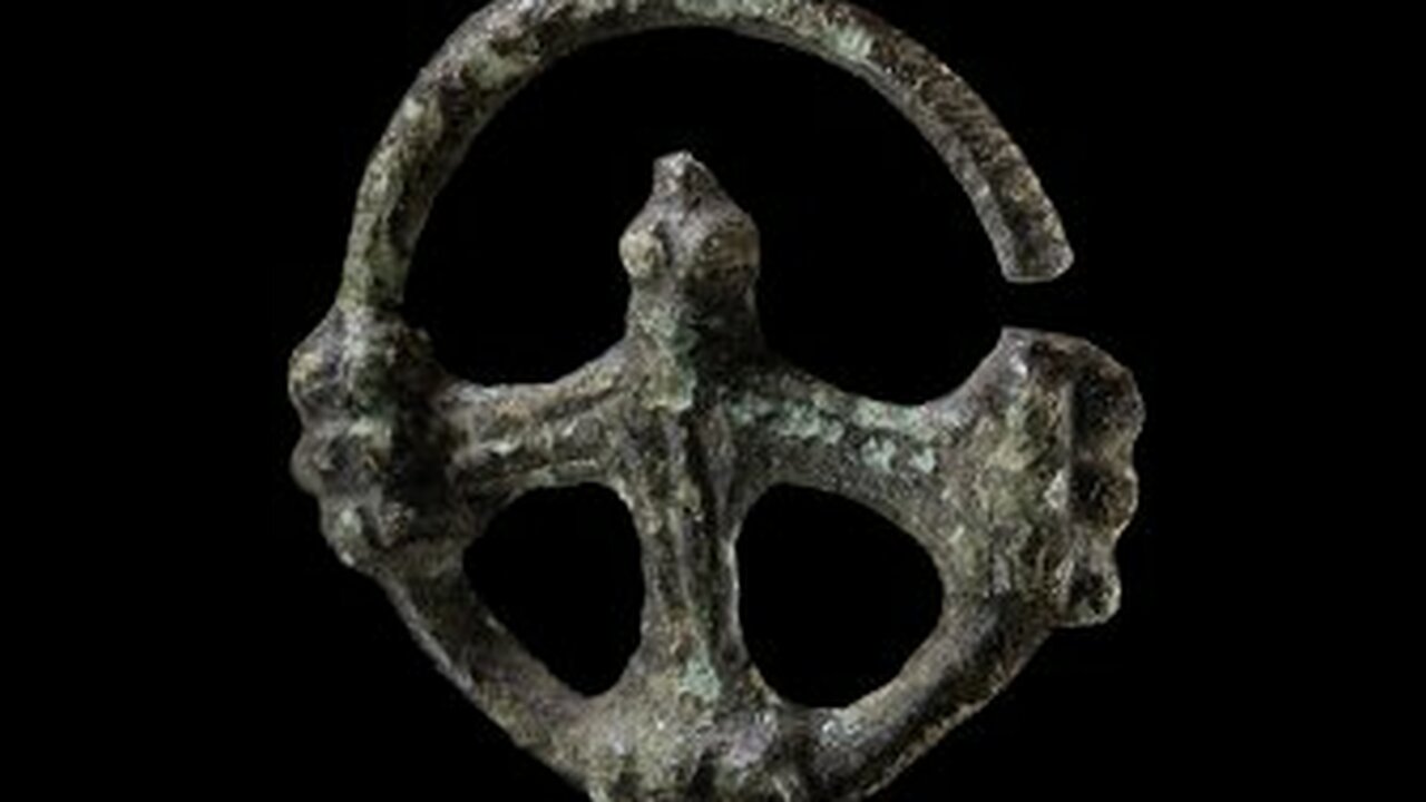 В Германии нашли редкий бронзовый крест X века в форме колеса В Бранденбурге обнаружен бронзовый крест X–XI в...