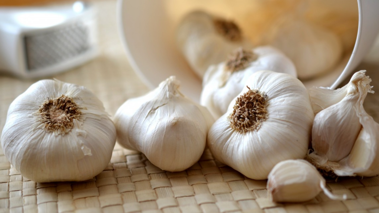 Обычный зубчик сырого чеснока, съеденный натоща...