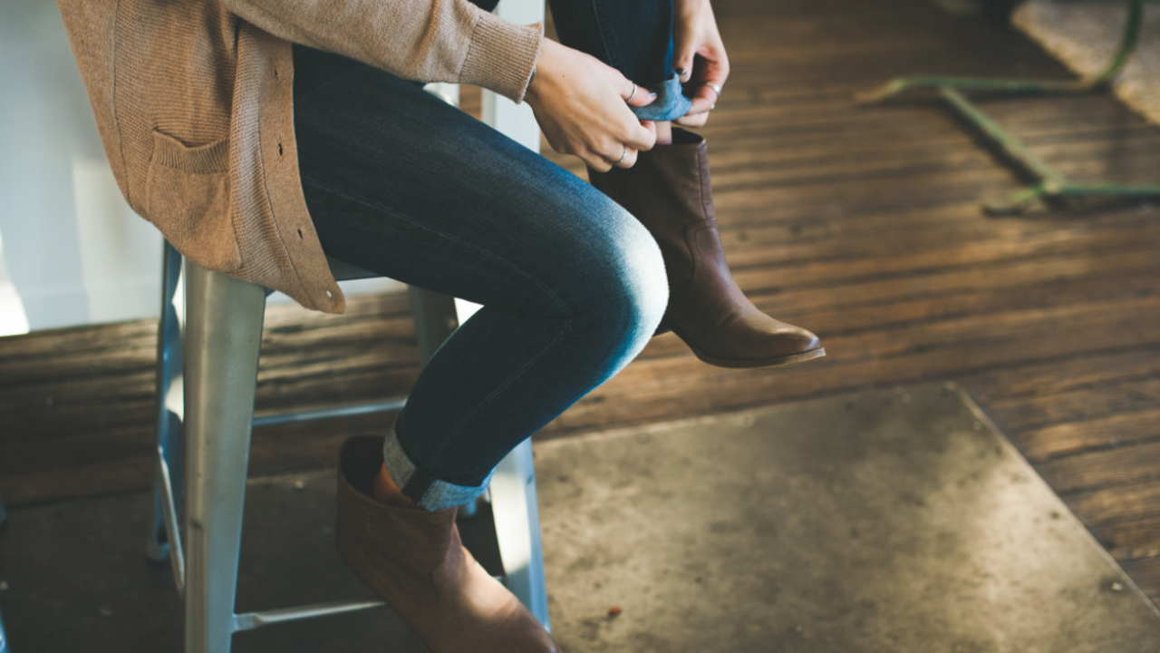 Почему зимой стоит насыпать соль в обувь: старый трюк, о котором забыли Зимой обувь страдает не только от влаги, но и о...