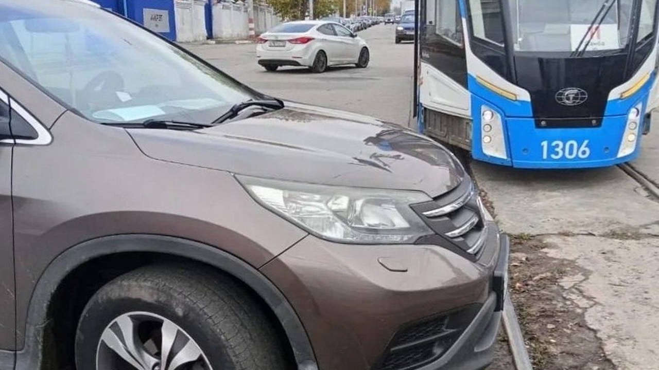 Honda заблокировала трамвайные пути в Ульяновске В Ульяновске на улице Марата, 17, водитель крос...