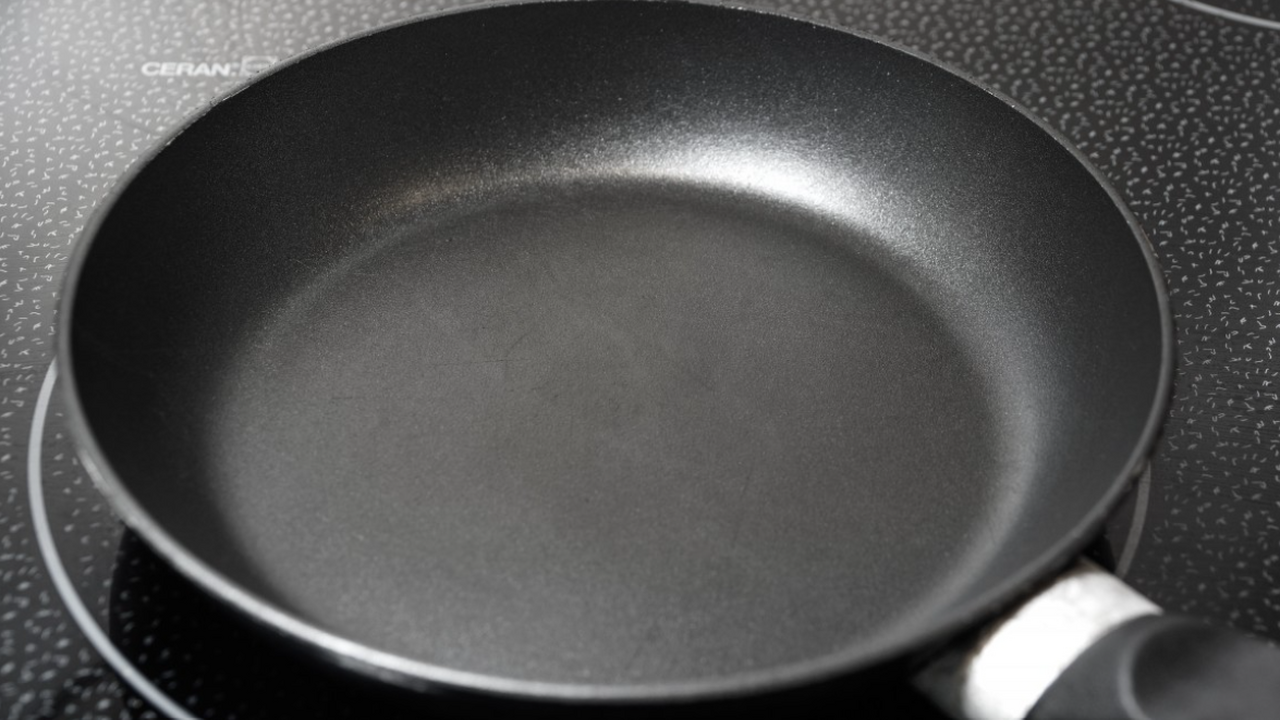 Простой и бюджетный способ очистить сковороду о...