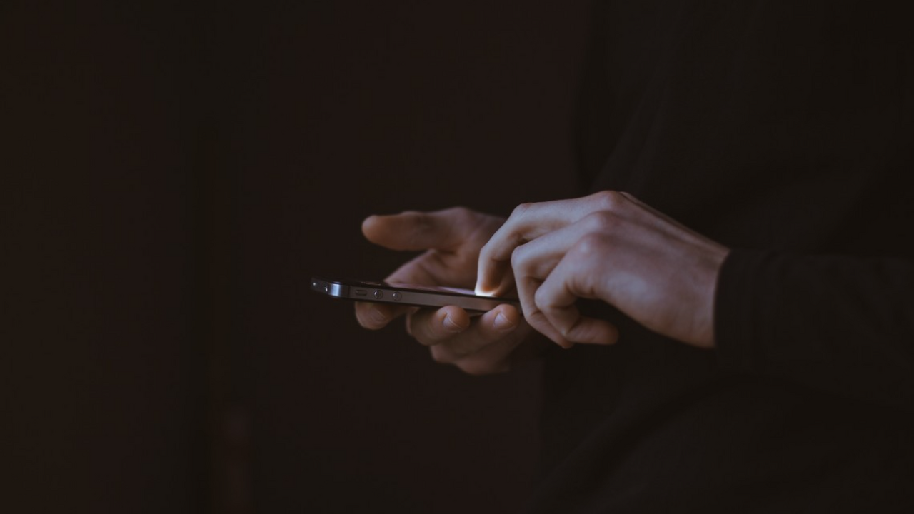 Свет от смартфона ночью повышает риск инфаркта и инсульта Исследователи из Массачусетской генеральной бол...