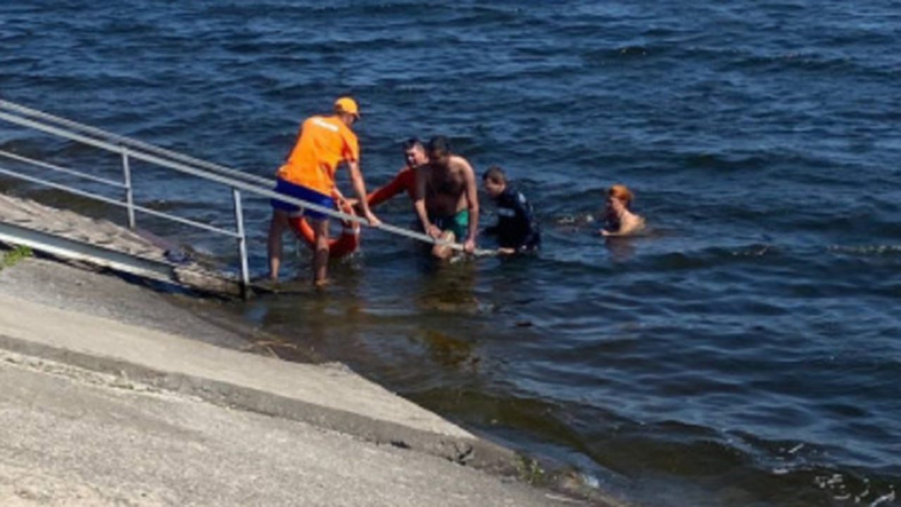 В Ульяновске спасли мужчину, тонущего в Волге у Центрального пляжа 18 июля на Центральном пляже в Ульяновске спаса...
