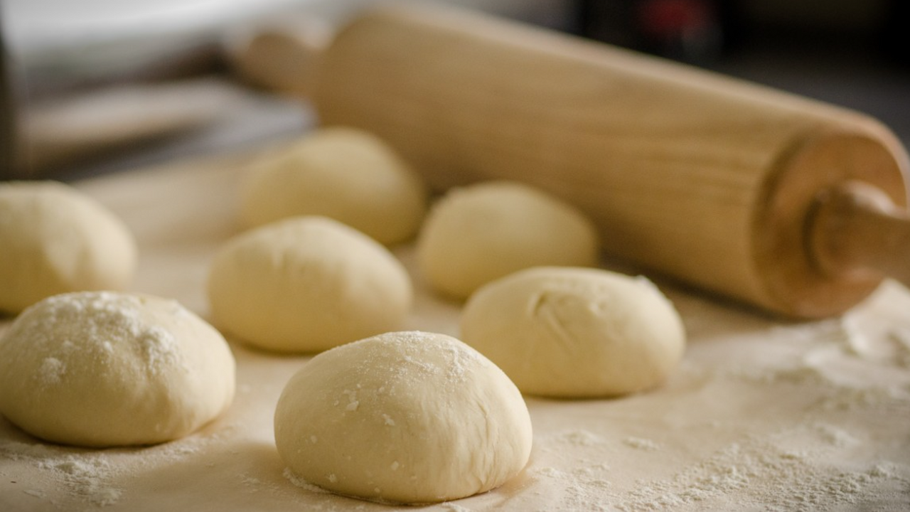 Многие хозяйки годами готовят пирожки по одному...