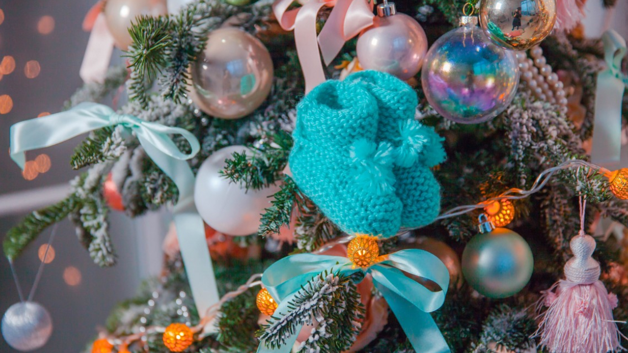 Больше не модно - наряжать новогоднюю елку шарами и мишурой теперь не в тренде: названы 3 самых трендовых способа украшения До Нового года остаётся всё меньше времени, а з...