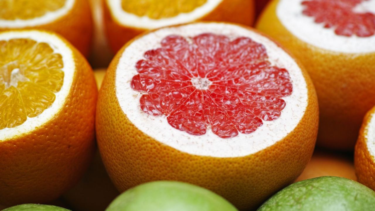 Врач раскрыл скрытую опасность грейпфрута при приеме лекарств Ассистент кафедры клинической фармакологии Пиро...