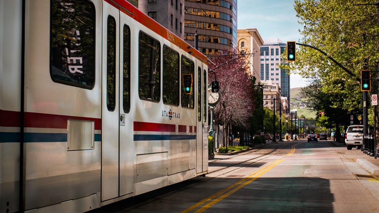 Трамваи в Ульяновске временно изменили маршрут из-за ремонта путей В Ульяновске на улице Рябикова приостановлено д...