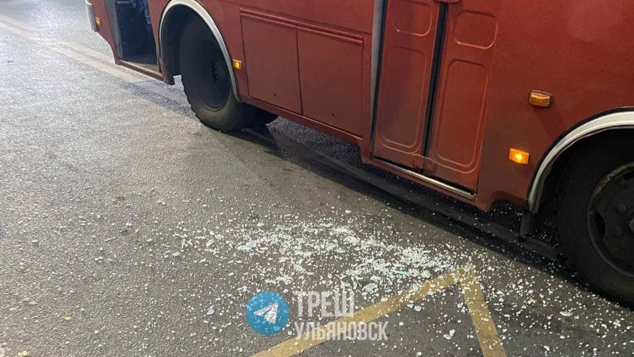 Вечерний час пик на остановке «Речной порт» пре...