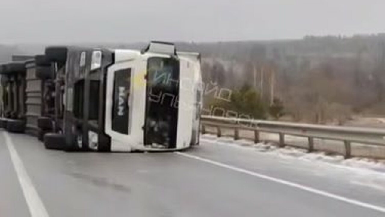 В Ульяновской области опрокинулась фура