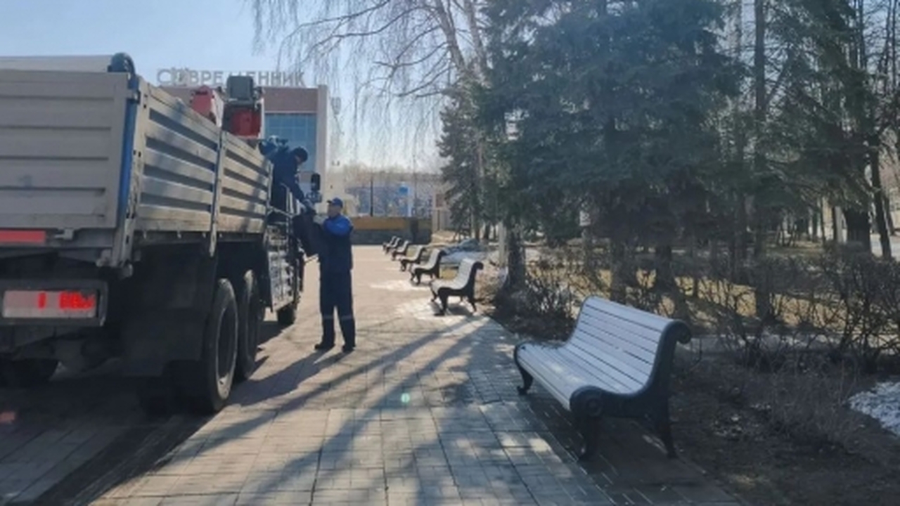 На площади перед киноконцертным комплексом «Сов...