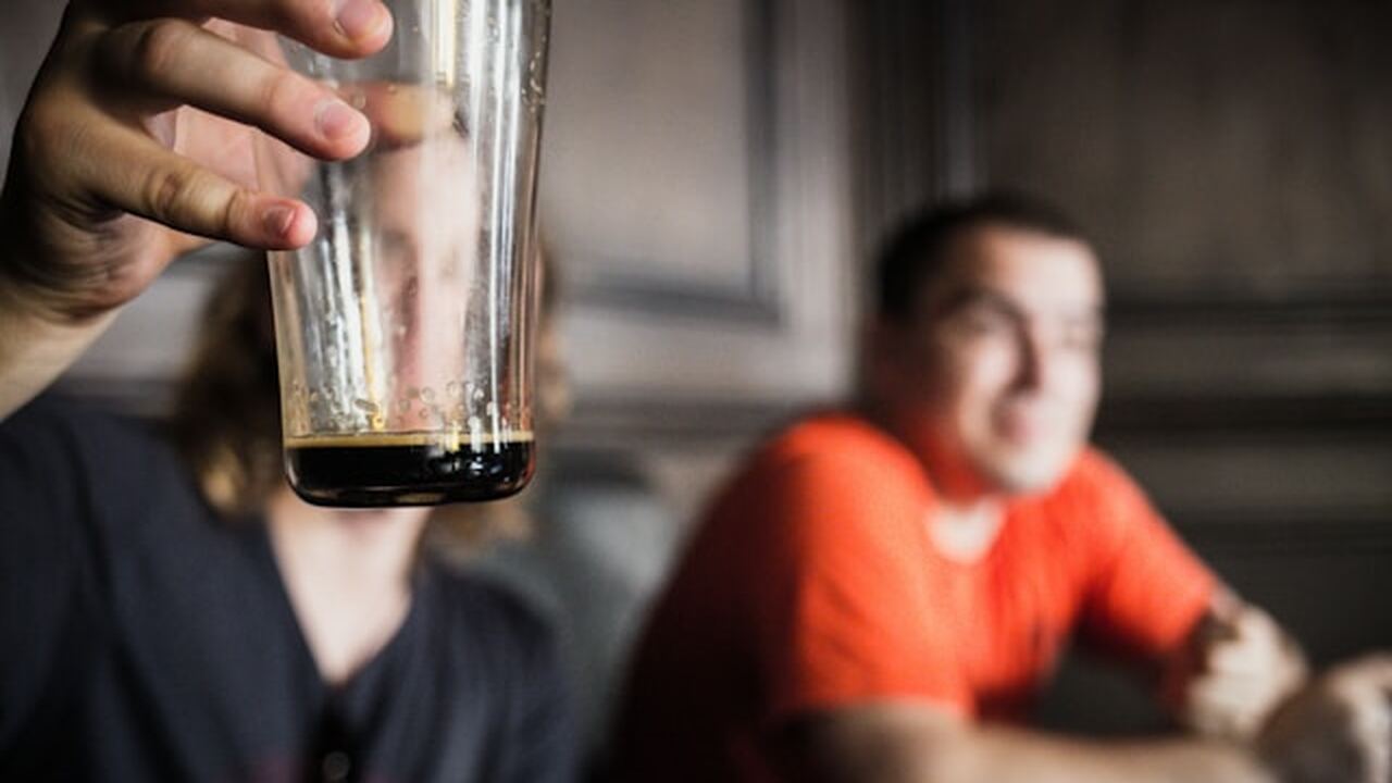 Житель Великобритании, 50-летний теннисный трен...