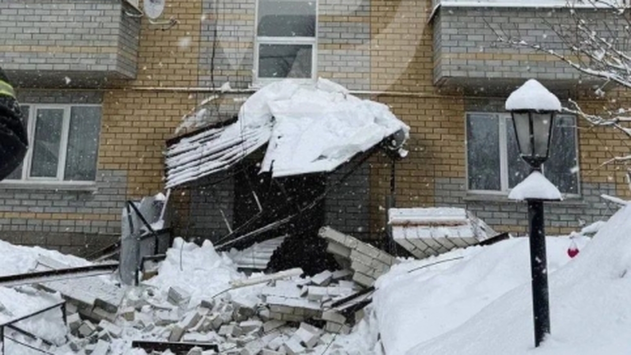 В Инзе обрушился фронтон над подъездом: начата проверка В городе Инза Ульяновской области зафиксирован ...