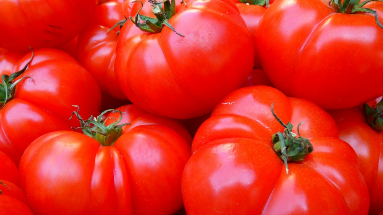 Рецепт маринованных томатов: насыщенный вкус без лишней кислотности Маринованные помидоры — классическая закуска, к...