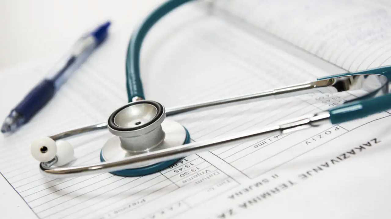 Что не покрывает ОМС: какие медицинские услуги придётся оплачивать самим Полис обязательного медицинского страхования (О...