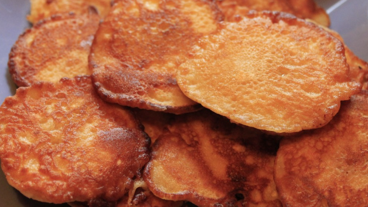 Добавьте всего один ингредиент - ваши оладьи станут пышными, как облако Если оладьи получаются плотными и резиновыми, з...