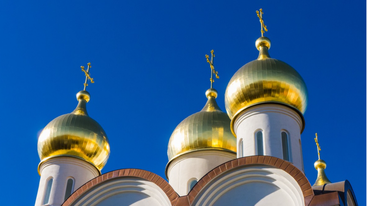 Священнослужитель объяснил, как правильно обращаться со старыми иконами Весной 2025 года на берегу реки Суры в Пензе об...