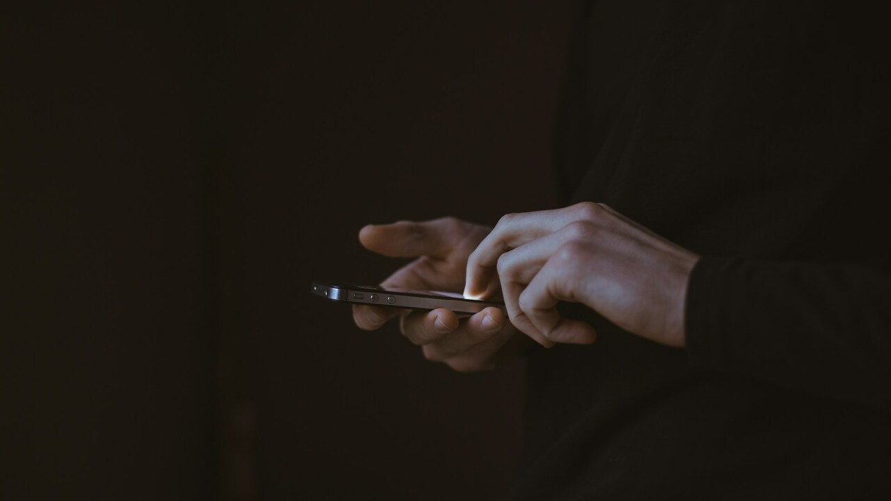 Мошенники обманывают через SMS: как одна смс-ка может опустошить ваш счет В потоке рекламных SMS легко упустить важные со...