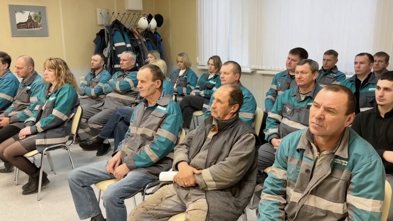 Новоульяновский цементный завод, входящий в стр...