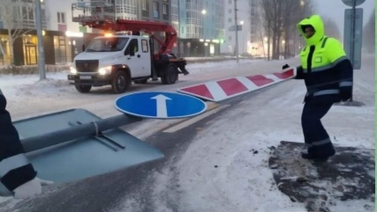 В Ульяновске закрепляют светофоры и знаки после снегопада и ветра Стихия, обрушившаяся на Ульяновск в начале янва...