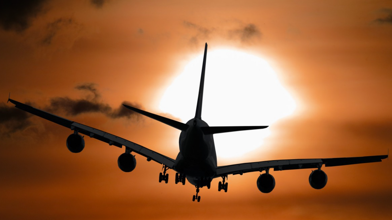 Девятичасовой перелёт в эконом-классе превратил...