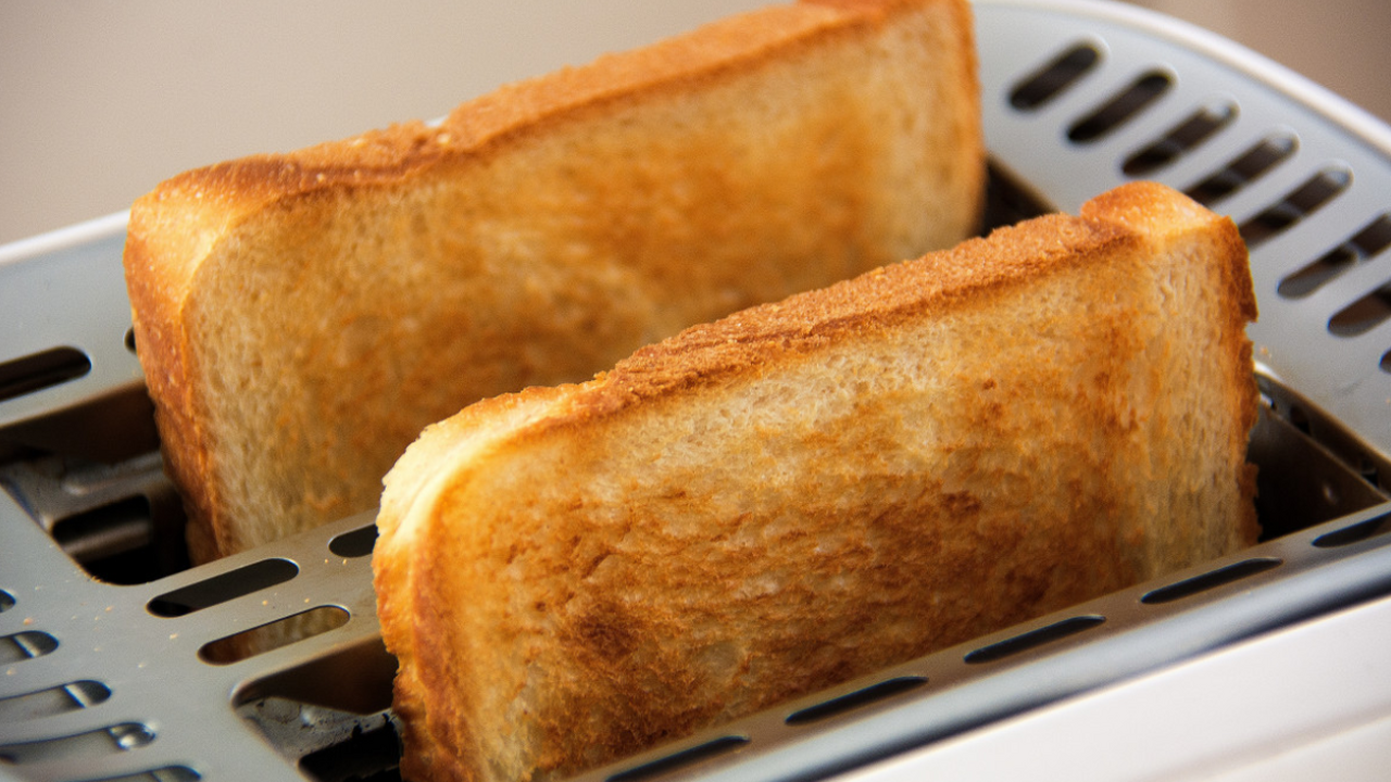 Один трюк вернет свежесть даже самому черствому хлебу - нужна лишь одна минута Черствый хлеб — частая проблема, особенно зимой...