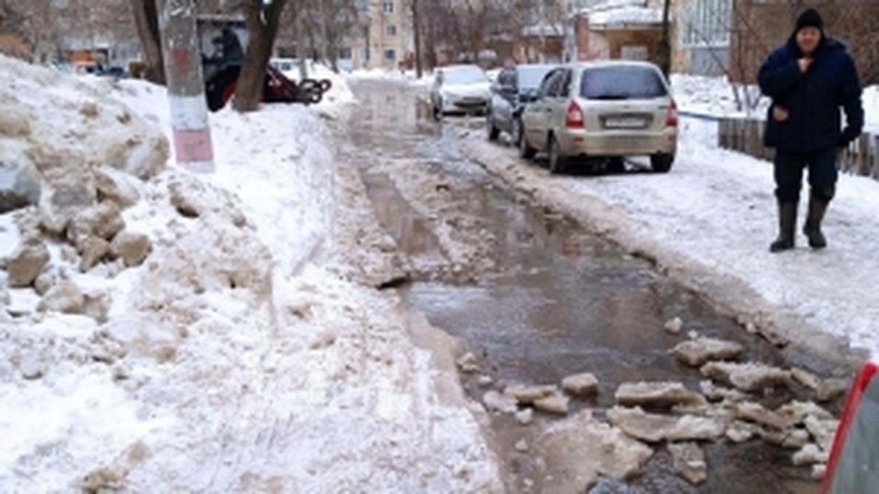 В Засивяжье ограничили подачу воды из-за утечки В Засвияжском районе Ульяновска временно ограни...