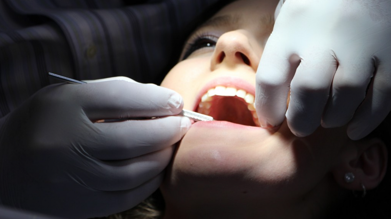 Чистка зубов снижает риск смертельной пневмонии в больницах на треть Обычная гигиена полости рта может стать мощным ...