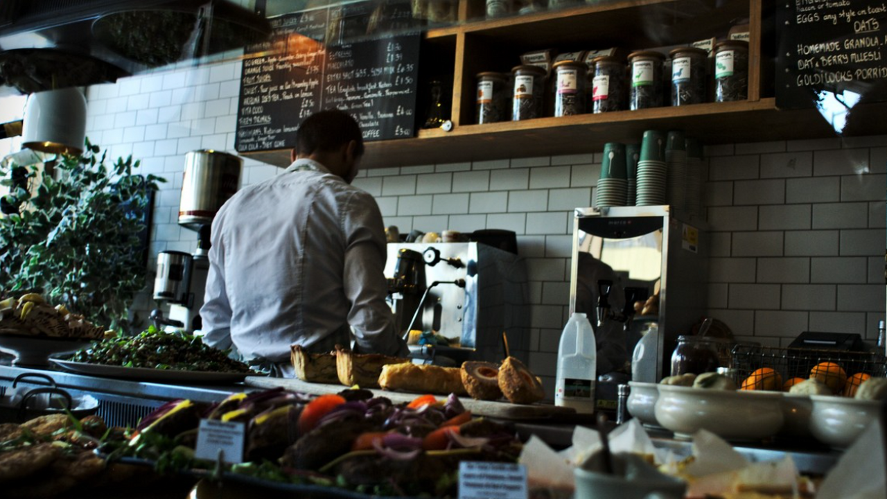 Российские туристы жалуются на платный вход в кафе Абхазии Путешественники из России всё чаще выражают нед...