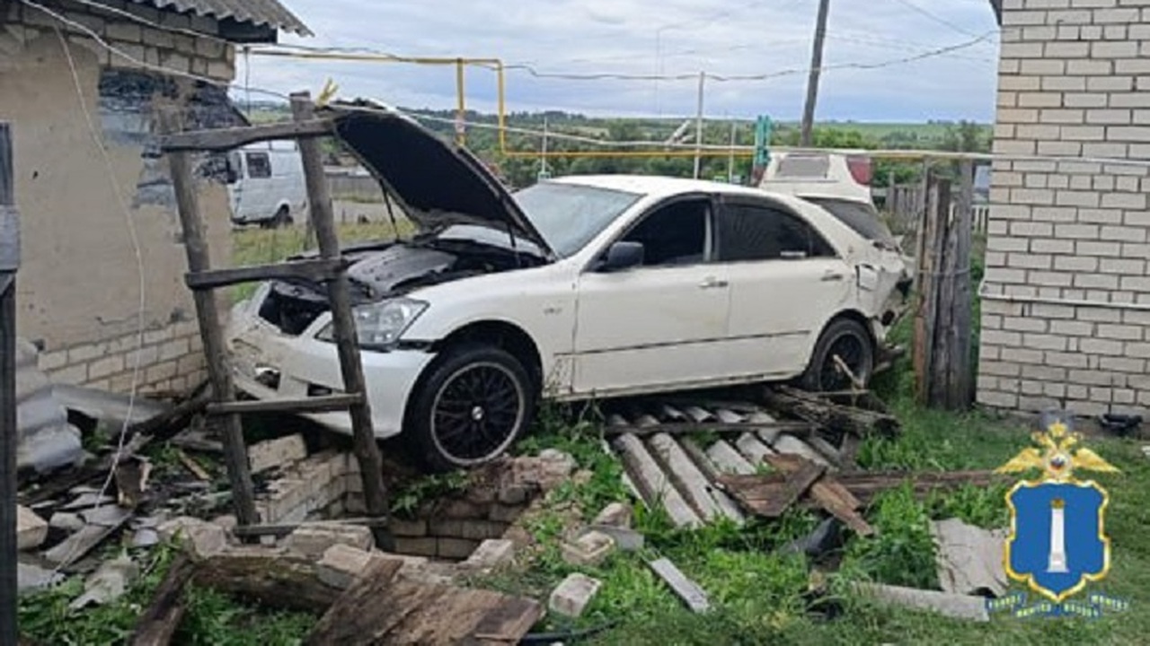В Ульяновской области Toyota врезалась в жилой дом после нескольких столкновений 22 июня в Николаевском районе Ульяновской облас...