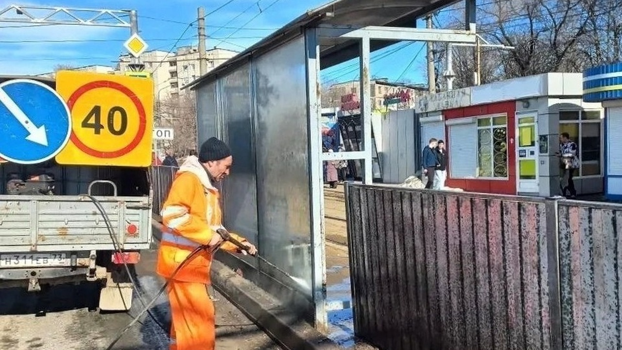 В Ульяновске начали весеннюю уборку трамвайных остановок В Ульяновске стартовали работы по очистке трамв...