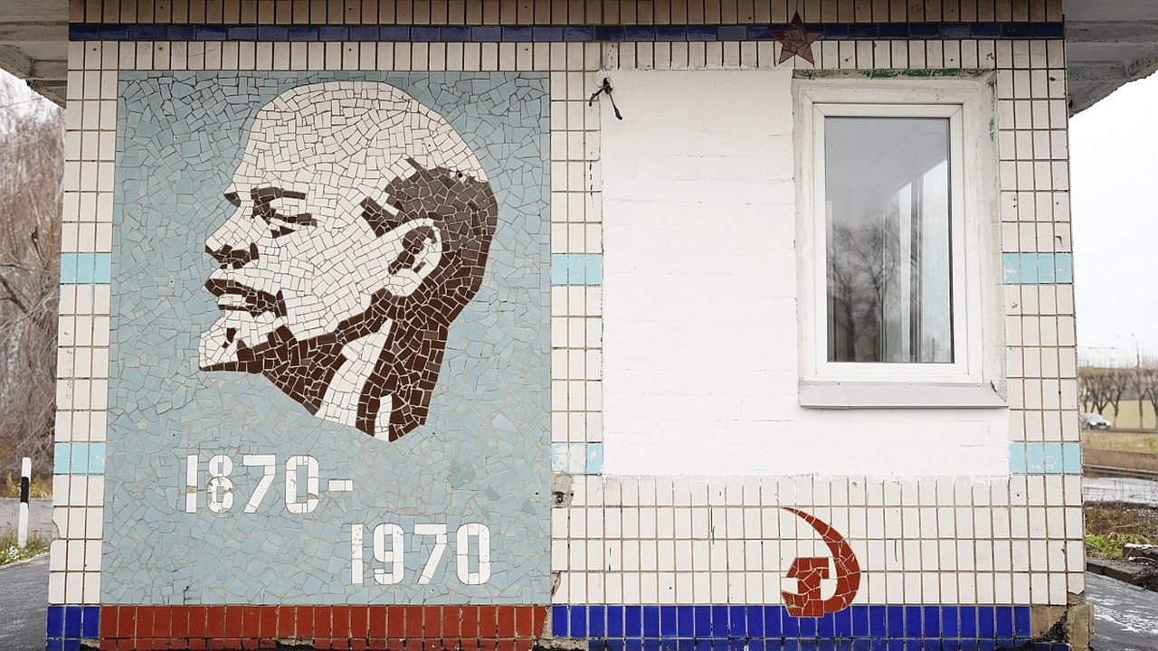 В Ульяновске нашли мозаику, подаренную Киевом много лет назад В Ульяновске в ходе ремонтных работ на железнод...