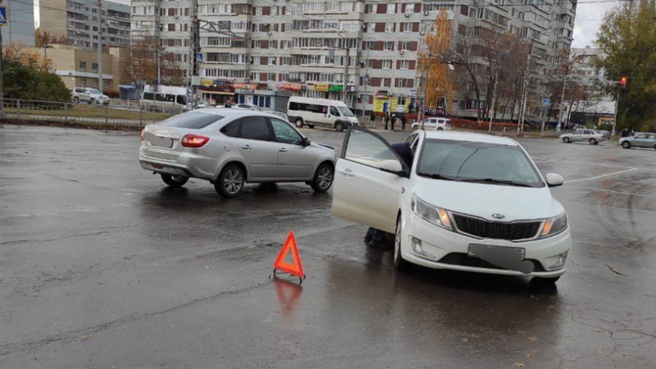 В Ульяновске из-за столкновения легковушек вста...