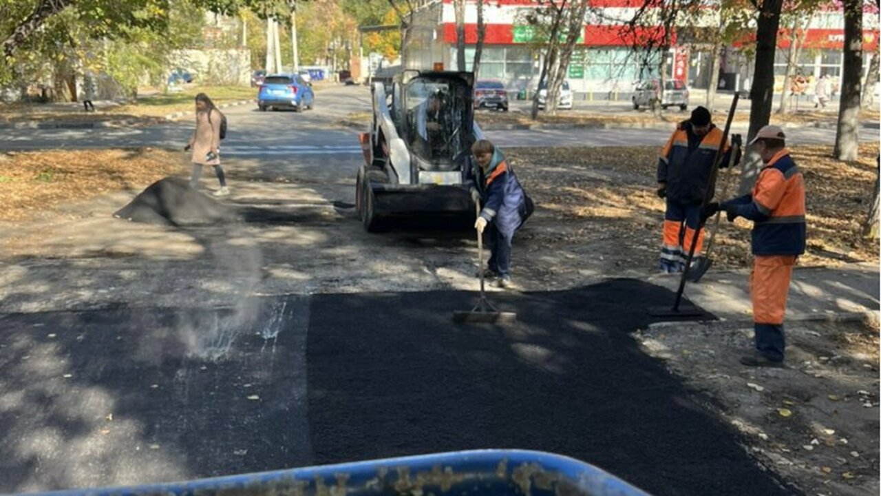 Дорожники Ульяновска задействовали листосос в уборке опавшей листвы Городские службы Ульяновска активно готовятся к...
