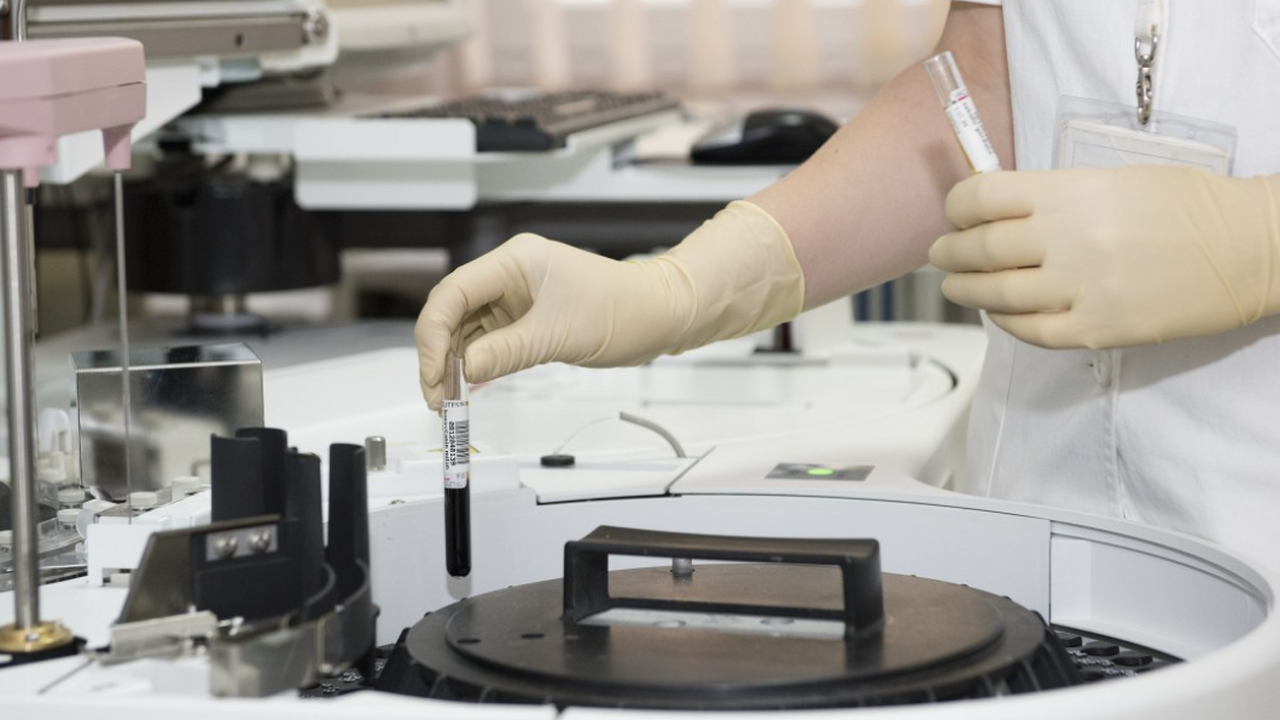 Ученые заявили, что прививки от COVID могут продлевать жизнь при раке Американские ученые из онкологического центра M...