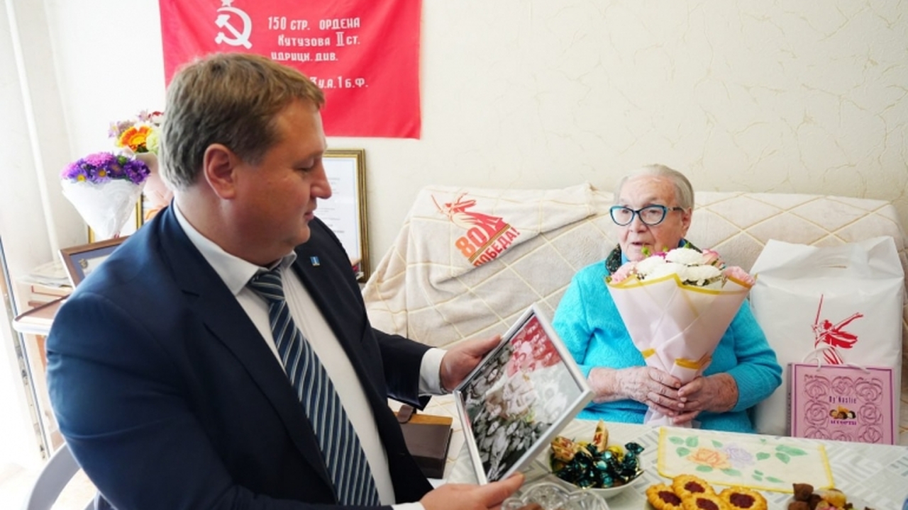 В Ульяновске со 100-летним юбилеем поздравили ветерана Курской битвы В Ульяновске состоялось торжественное чествован...