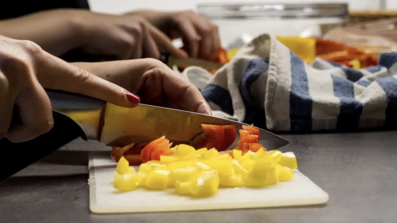 Почему советские салаты теряют популярность у молодёжи Блюда, которые в советское время считались прив...