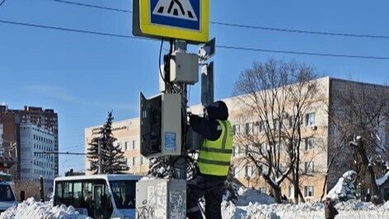 На остановке общественного транспорта "Речной п...