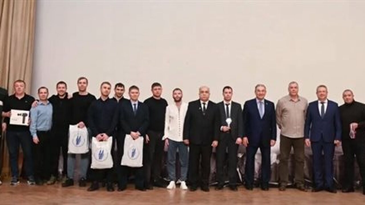 Президент Федерации хоккея посетил Ульяновский механический завод Ульяновский механический завод (УМЗ) стал площа...