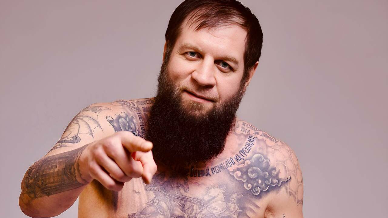 Известный боец смешанных единоборств Александр ...