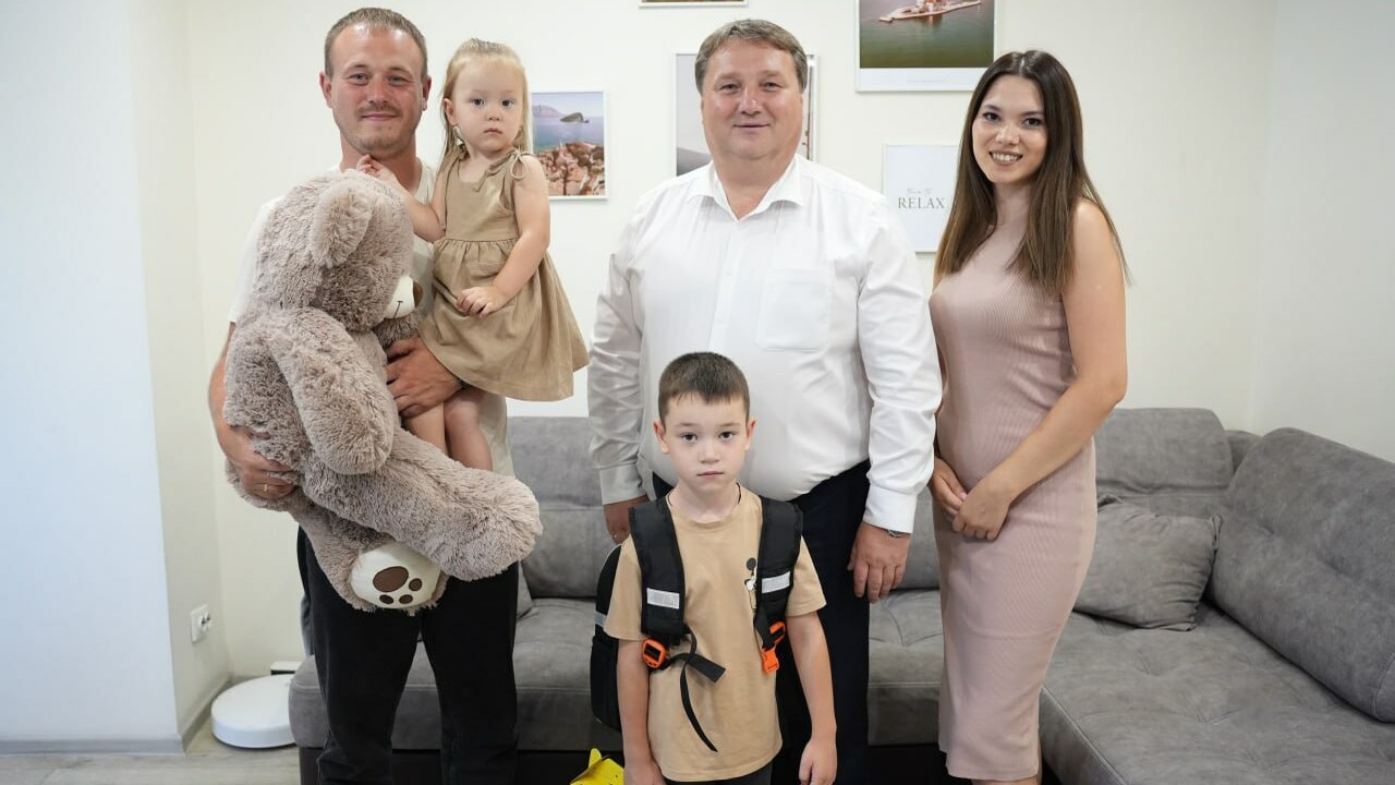 Мэр Ульяновска лично отметил успехи семьи года, вручив подарки первокласснику В Ульяновске продолжается благотворитель...