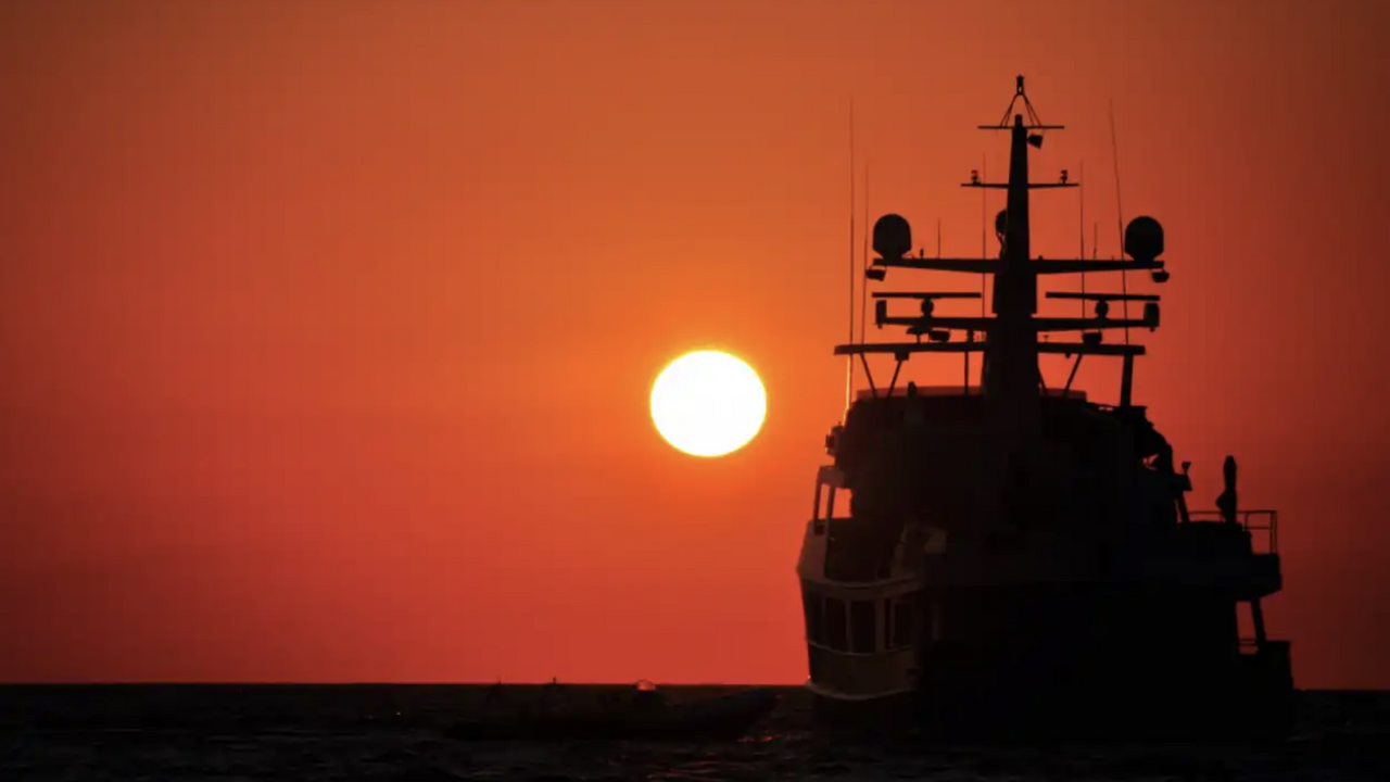 Во время технического осмотра старого судна спе...