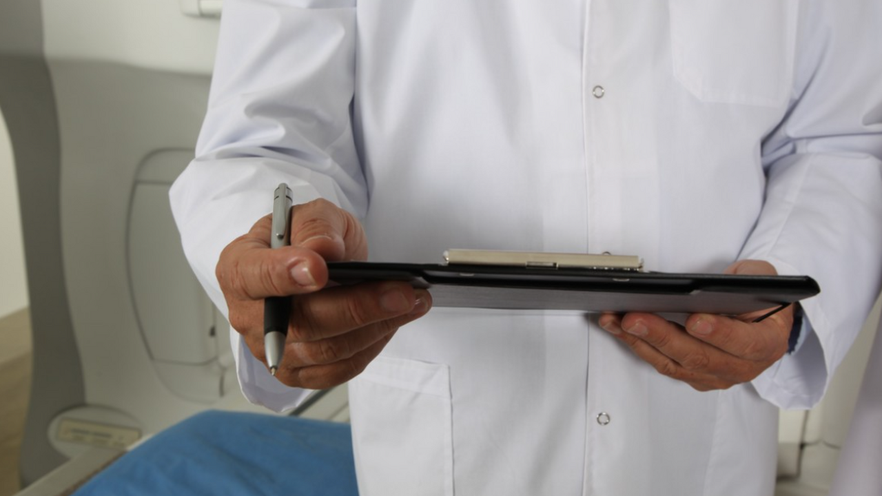 Что покрывает полис ОМС и какие услуги остаются платными Страховые компании напомнили, что полис обязате...