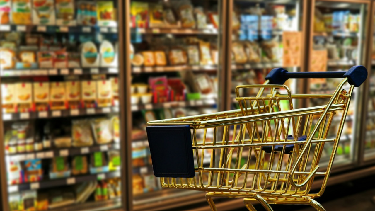 За неделю до Нового года в магазинах начинается...