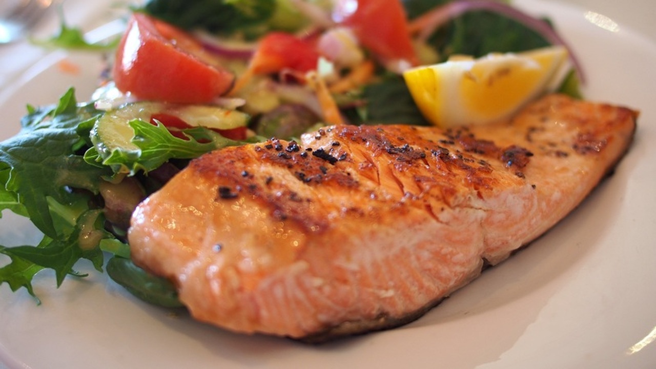 Рыбу очищаю вручную за 5 минут: забудьте про нож и кипяток – кухня остается чистая Приготовление рыбы часто омрачается трудоемким ...