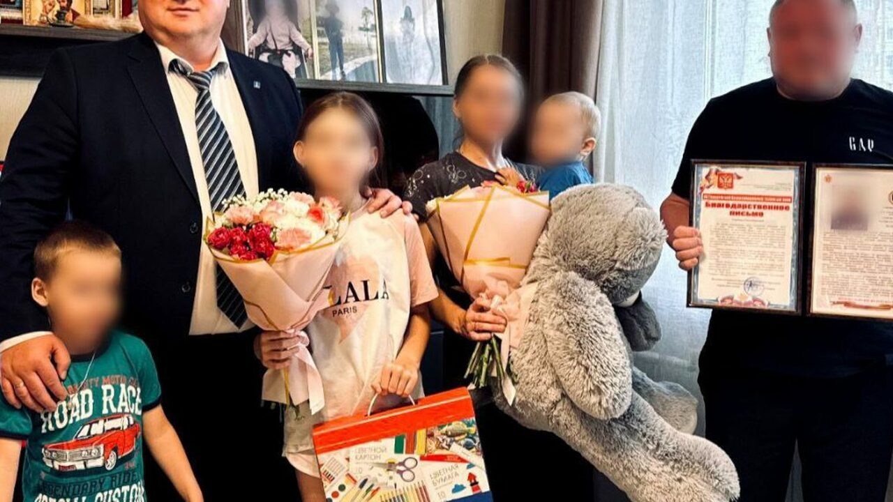 Ульяновский мэр встретился с семьей молодого героя СВО с государственными наградами Глава Ульяновска Александр Болдакин выразил лич...