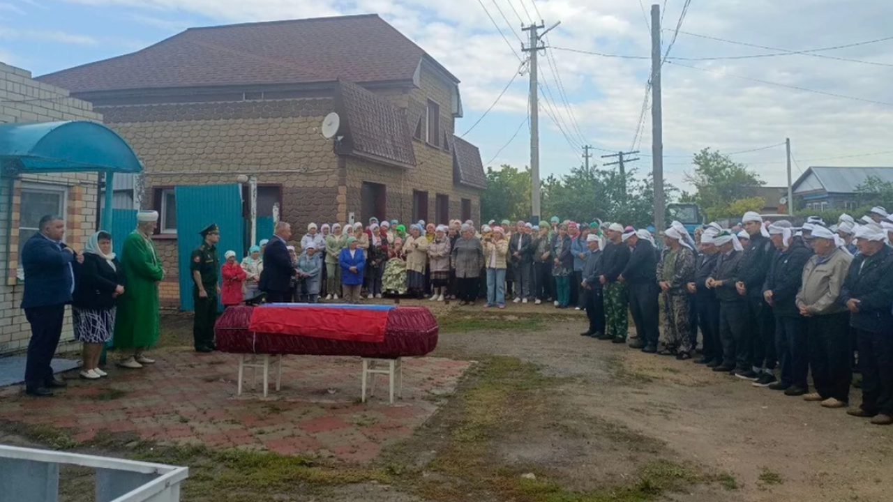 Жители Старокулаткинского района простились с бойцом СВО Ильдаром Ахтямовым 17 июня в Старокулаткинском районе Ульяновской ...