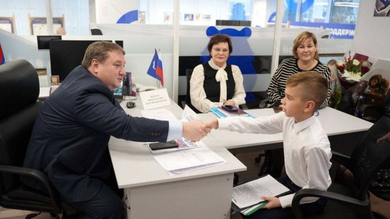 Ученик четвертого класса Николай Ермолаев предс...